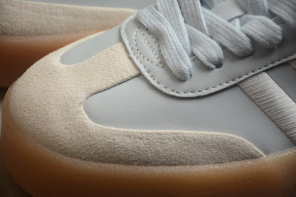 Sambae W plataforma gris claro y goma ámbar