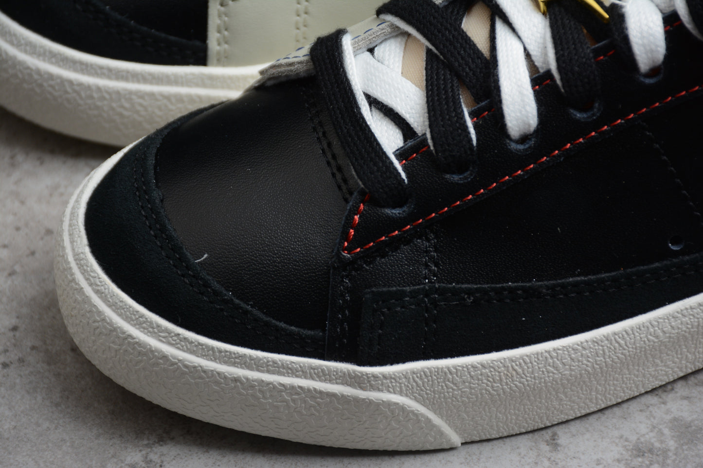 Blazer Low ‘77 PRM “Swoosh 50th Anniversary” negro, beige y dorado