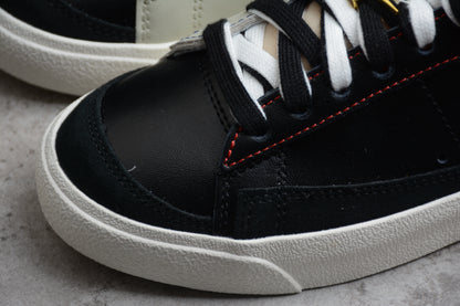 Blazer Low ‘77 PRM “Swoosh 50th Anniversary” negro, beige y dorado