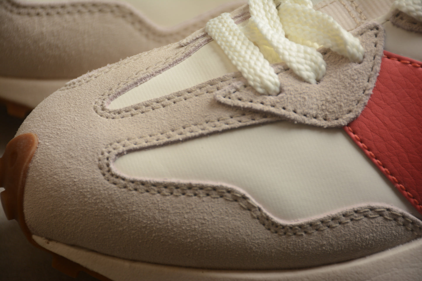 NB 327 beige y rojo coral