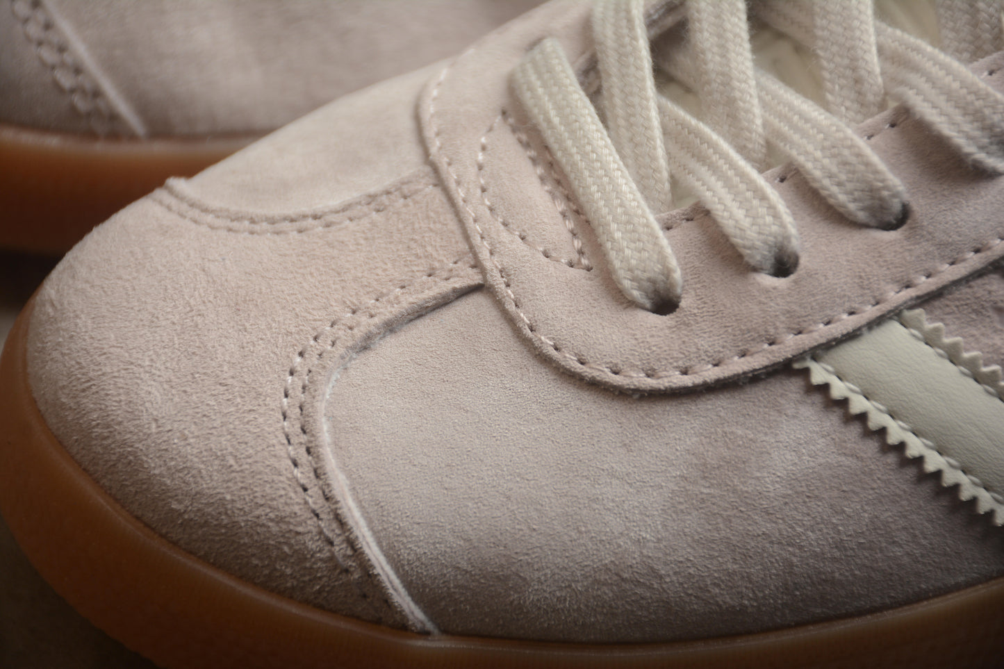 Gazelle gris, blanco y rosa