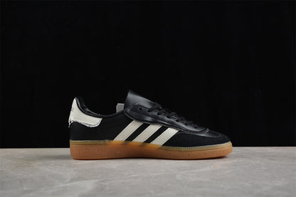 INVINCIBLE x Handball Spezial negro y blanco
