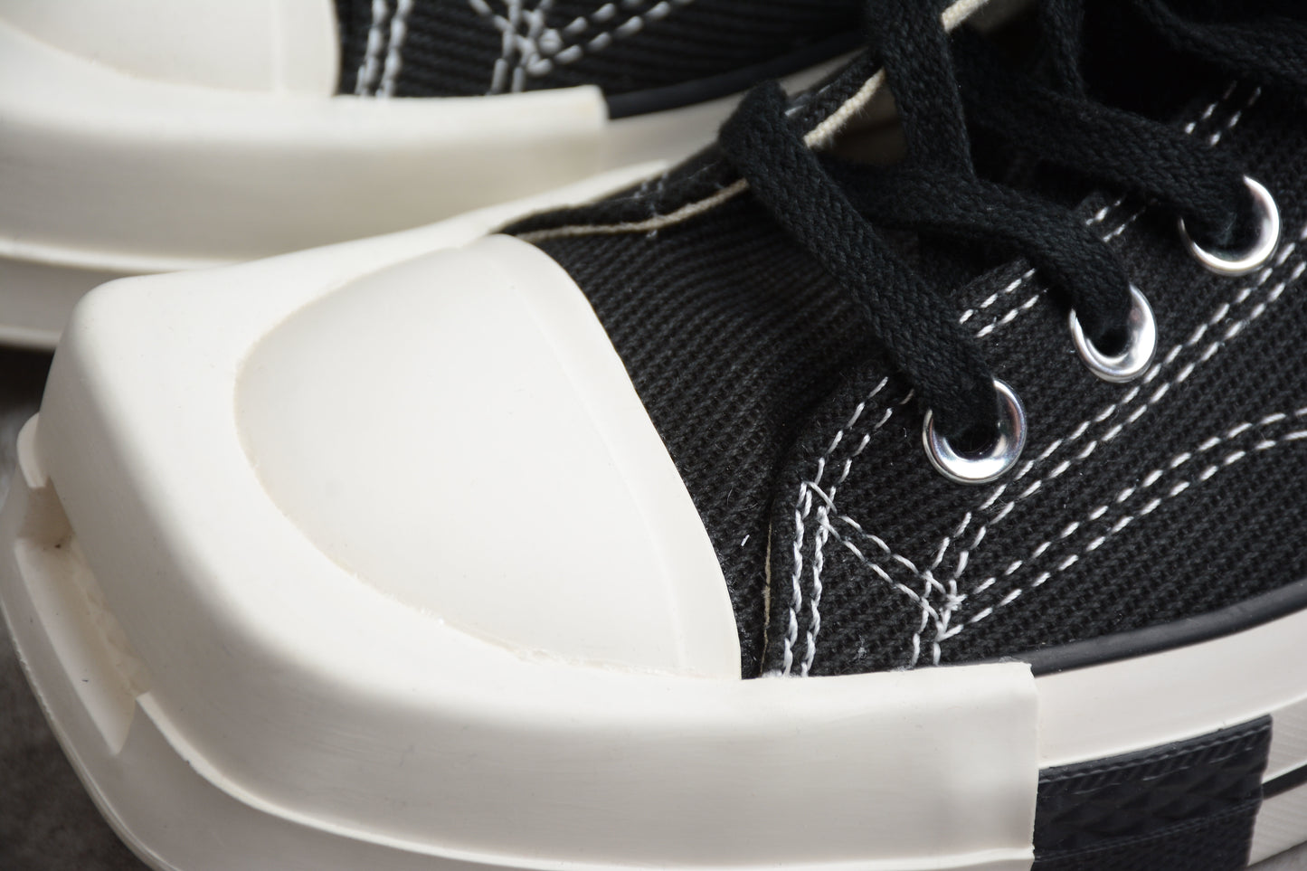 Chuck 70 Plus HI negro y blanco