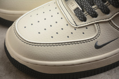 Air Force 1 07 beige y negro carbono