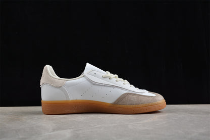 INVINCIBLE x Handball Spezial blanco y beige claro