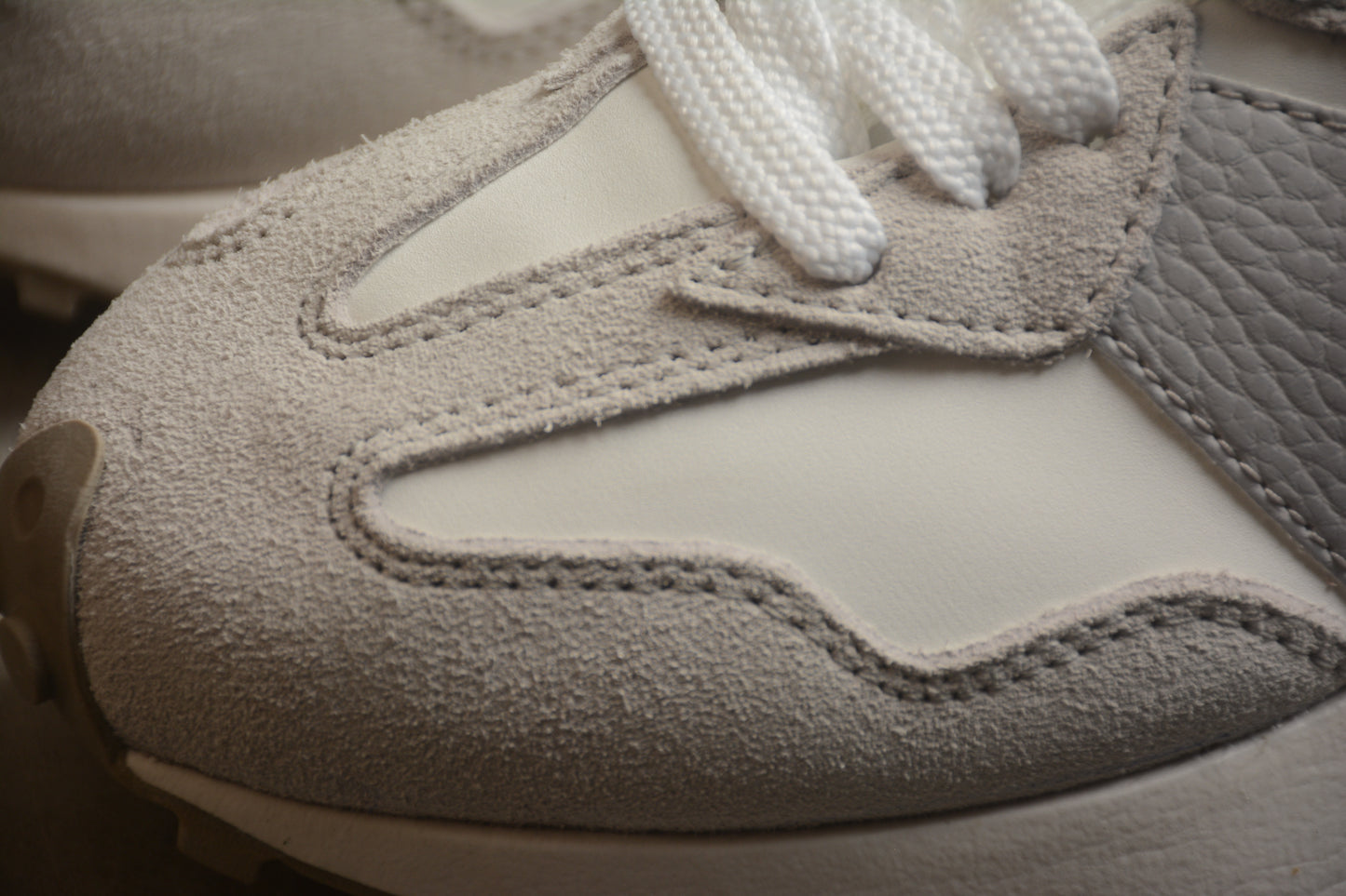 NB 327 blanco y gris