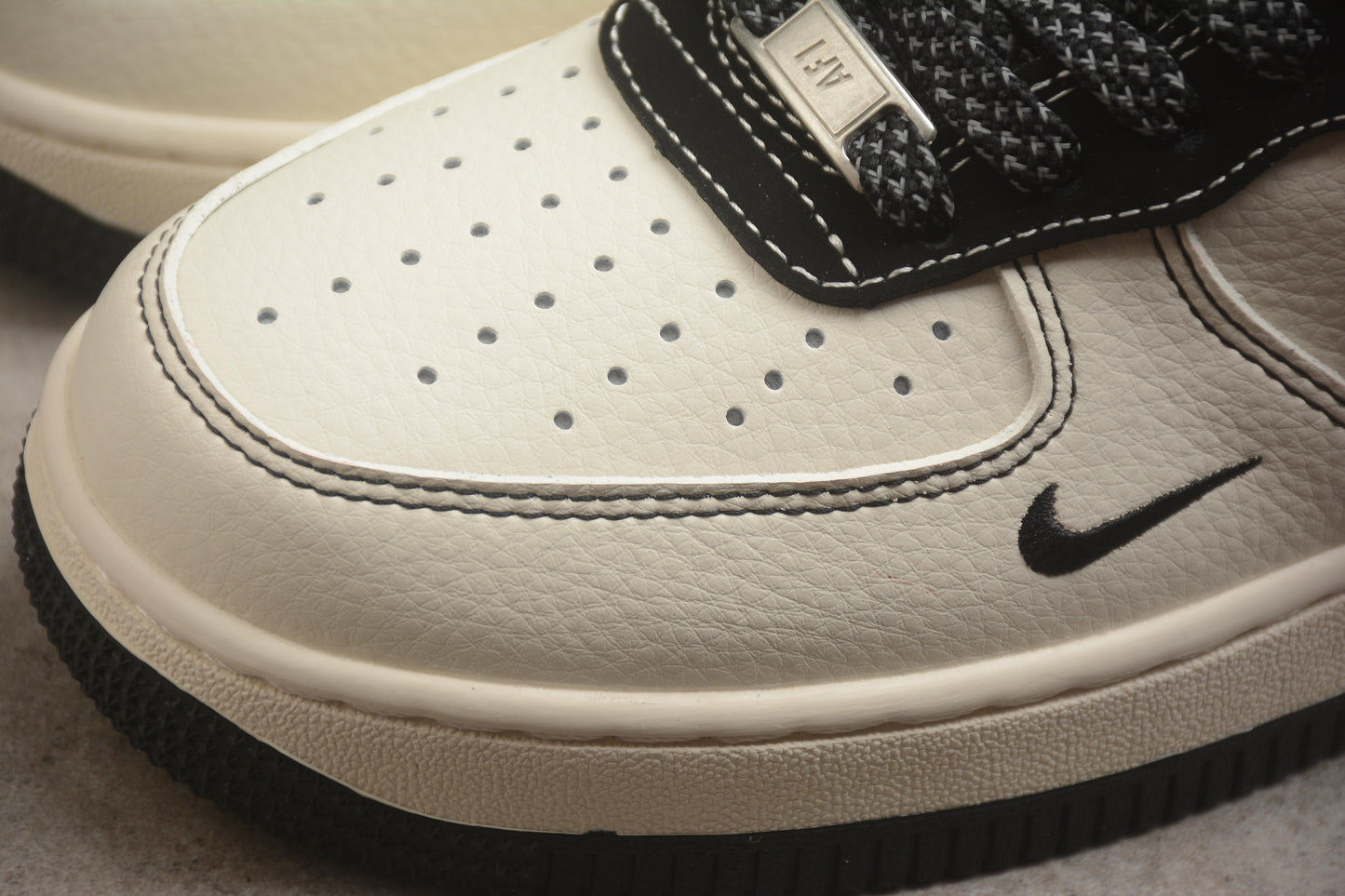 Air Force 1 07 x Stüssy beige claro, rojo carmesí y negro