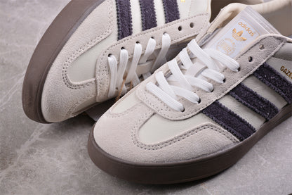 Gazelle blanco hueso y morado