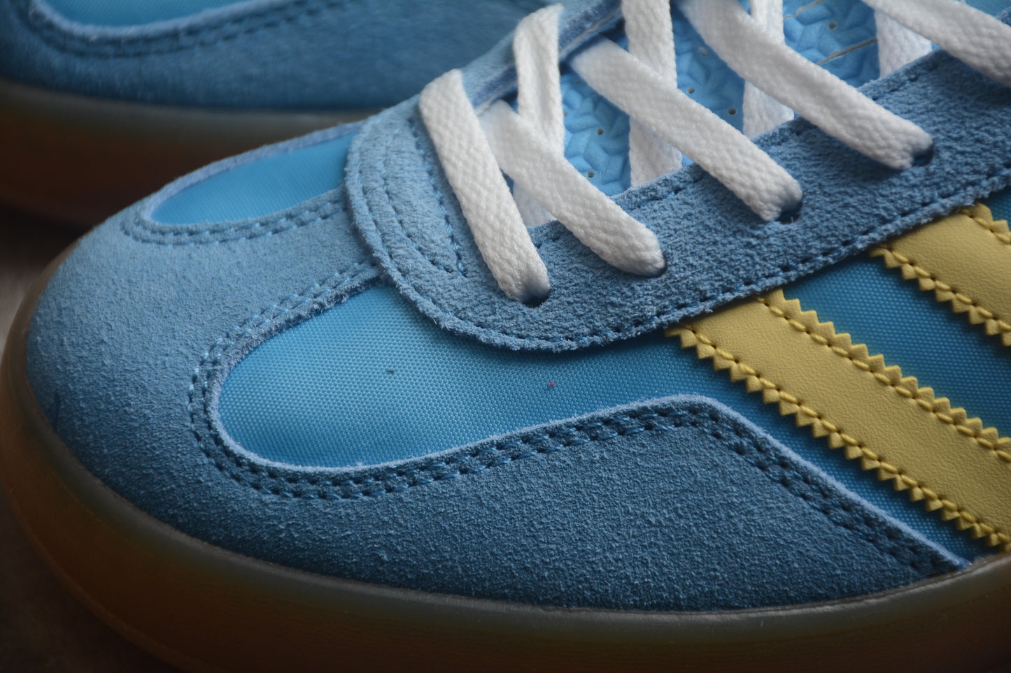 Gazelle azul cielo y amarillo