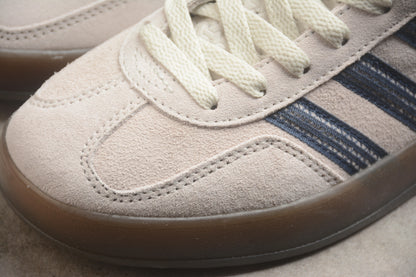 Gazelle beige y azul marino