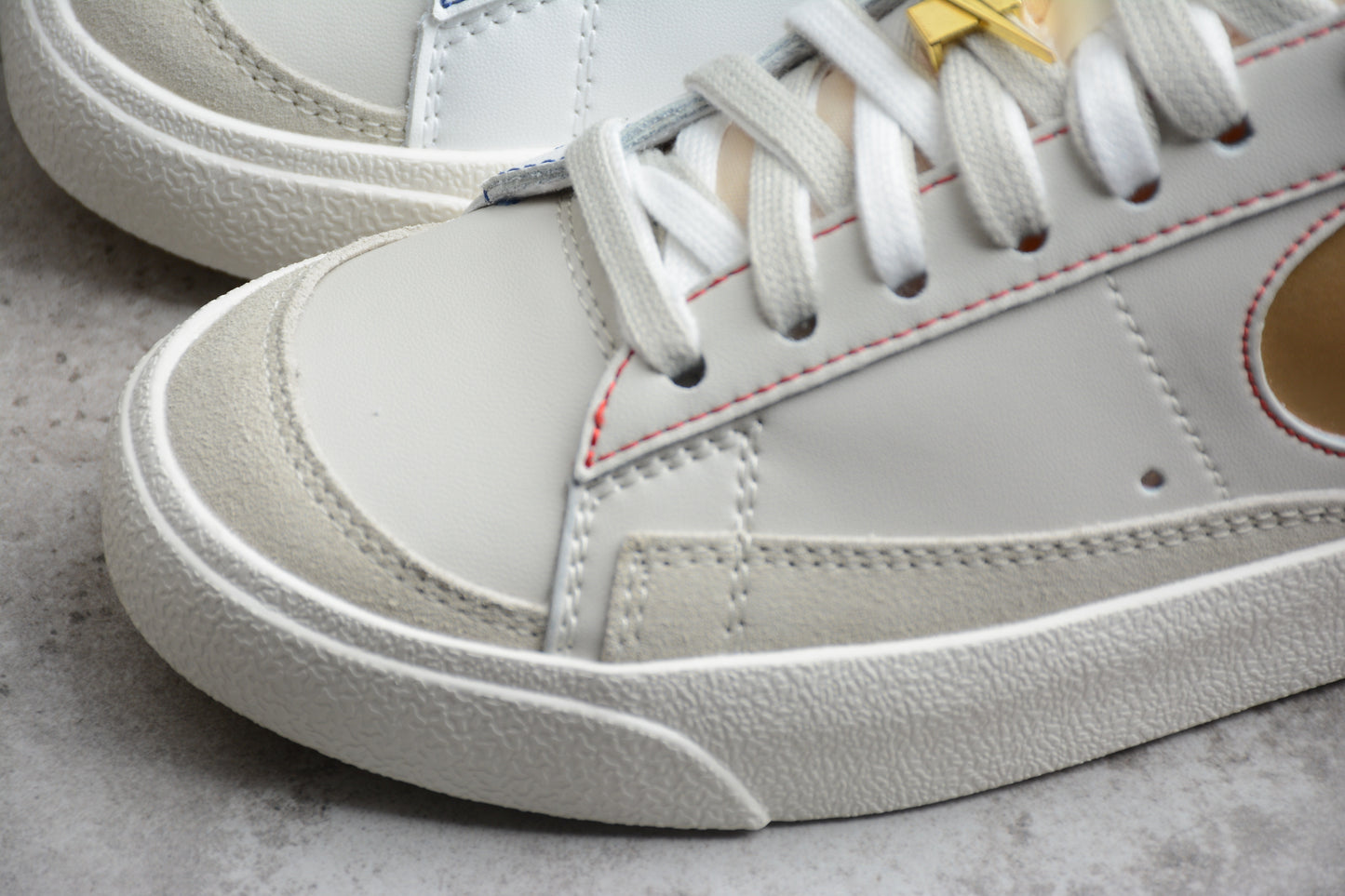 Blazer Low '77 blanco, dorado y rojo