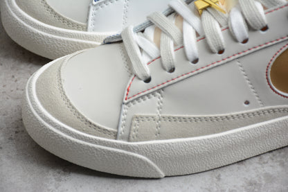 Blazer Low '77 blanco, dorado y rojo