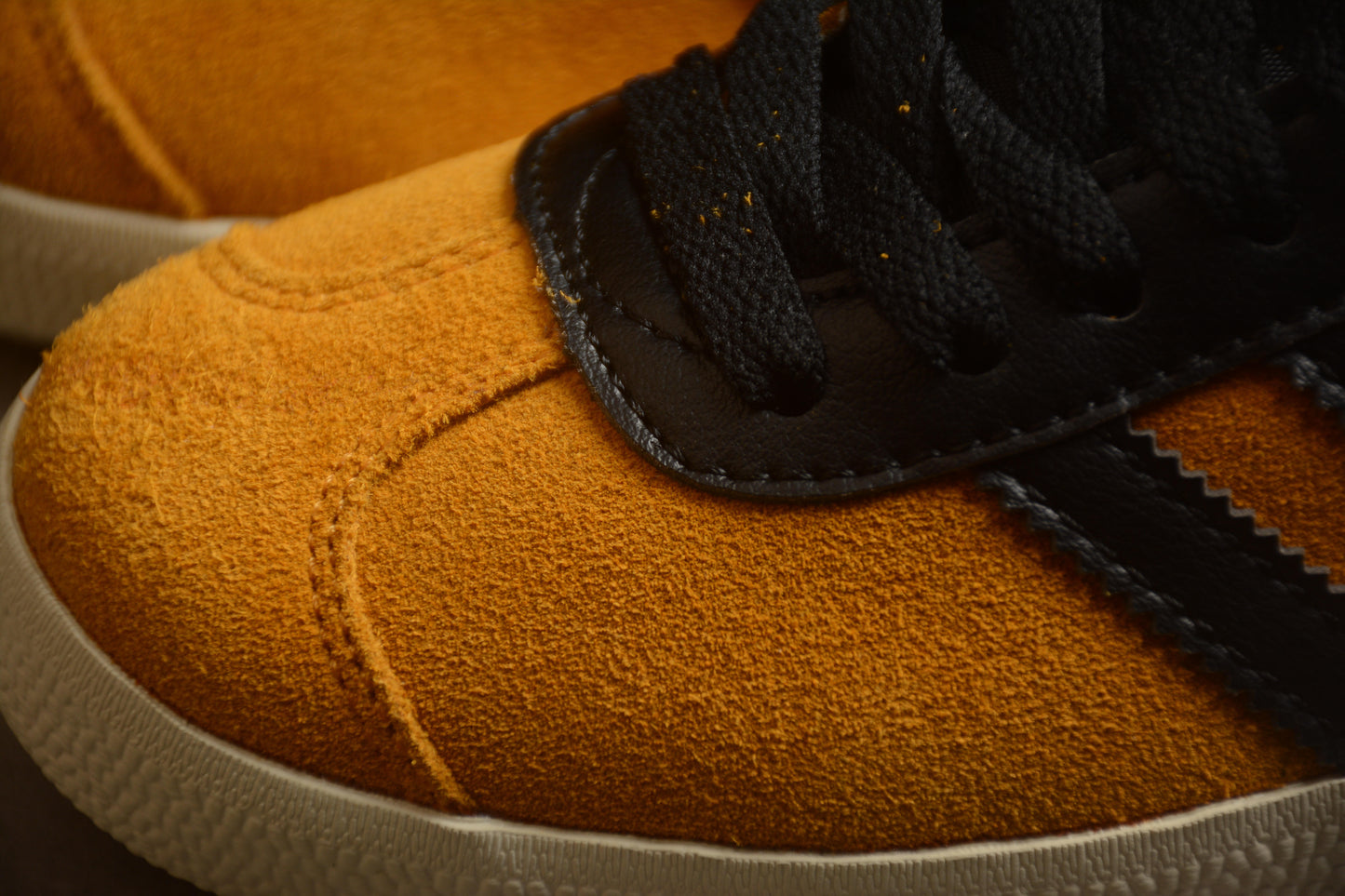 Gazelle amarillo y negro