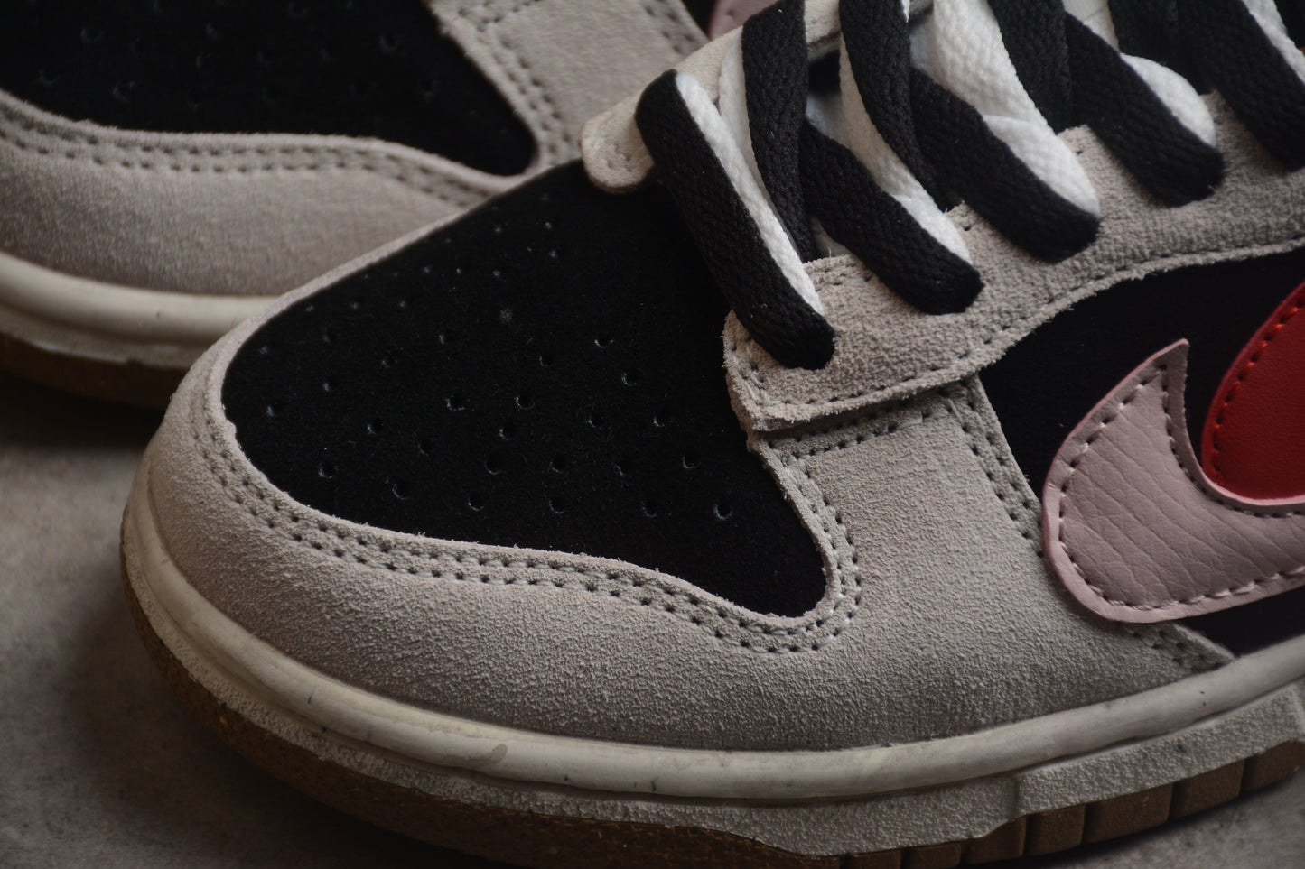 Dunk Low “85” gris, negro y rojo