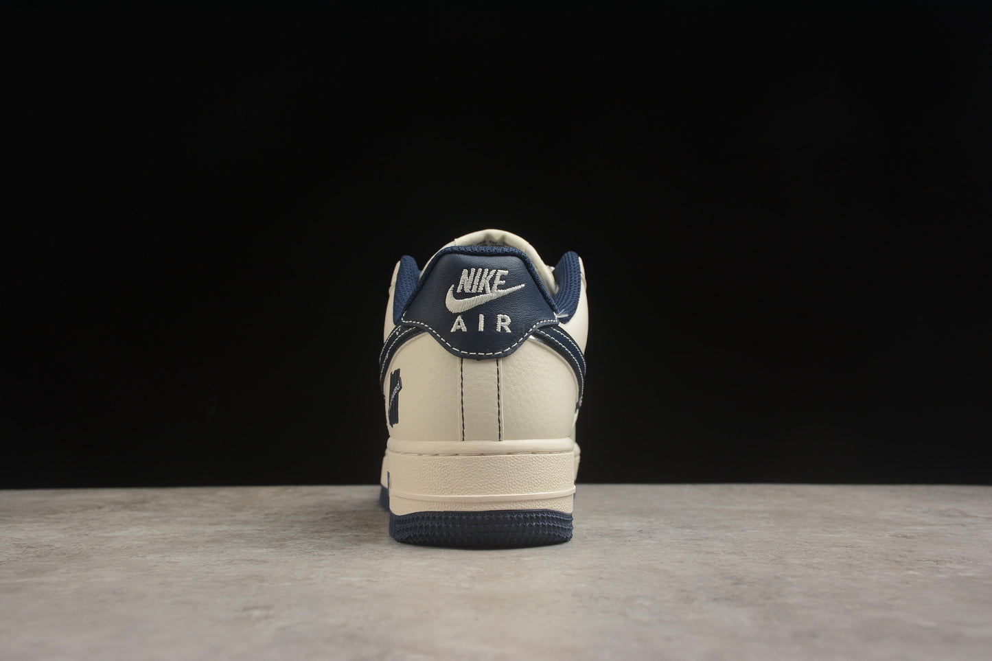 Air Force 1 Low x Undefeated “5 On It” crema claro y navy