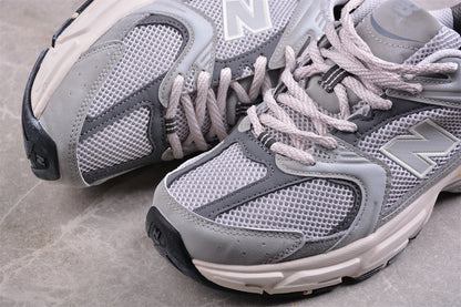 NB 530 gris con suela crema