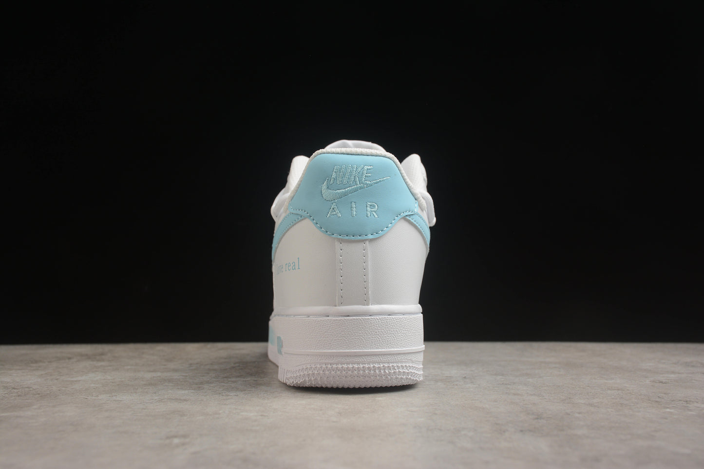 Air Force 1 Low “Love Real" blanco y azul cielo