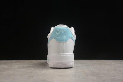 Air Force 1 Low “Love Real" blanco y azul cielo