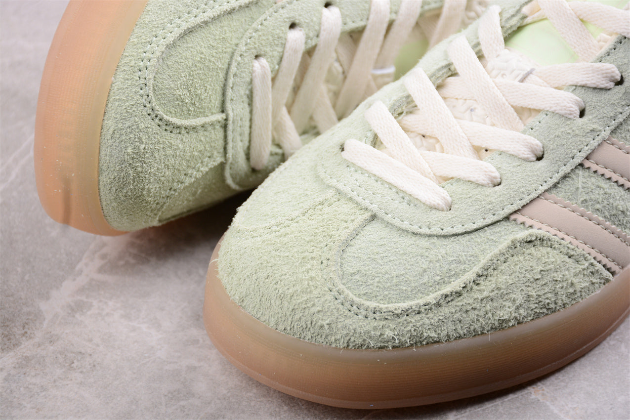Gazelle verde pastel y blanco