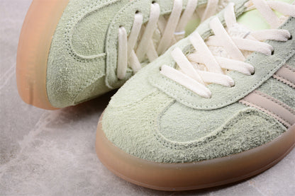 Gazelle verde pastel y blanco