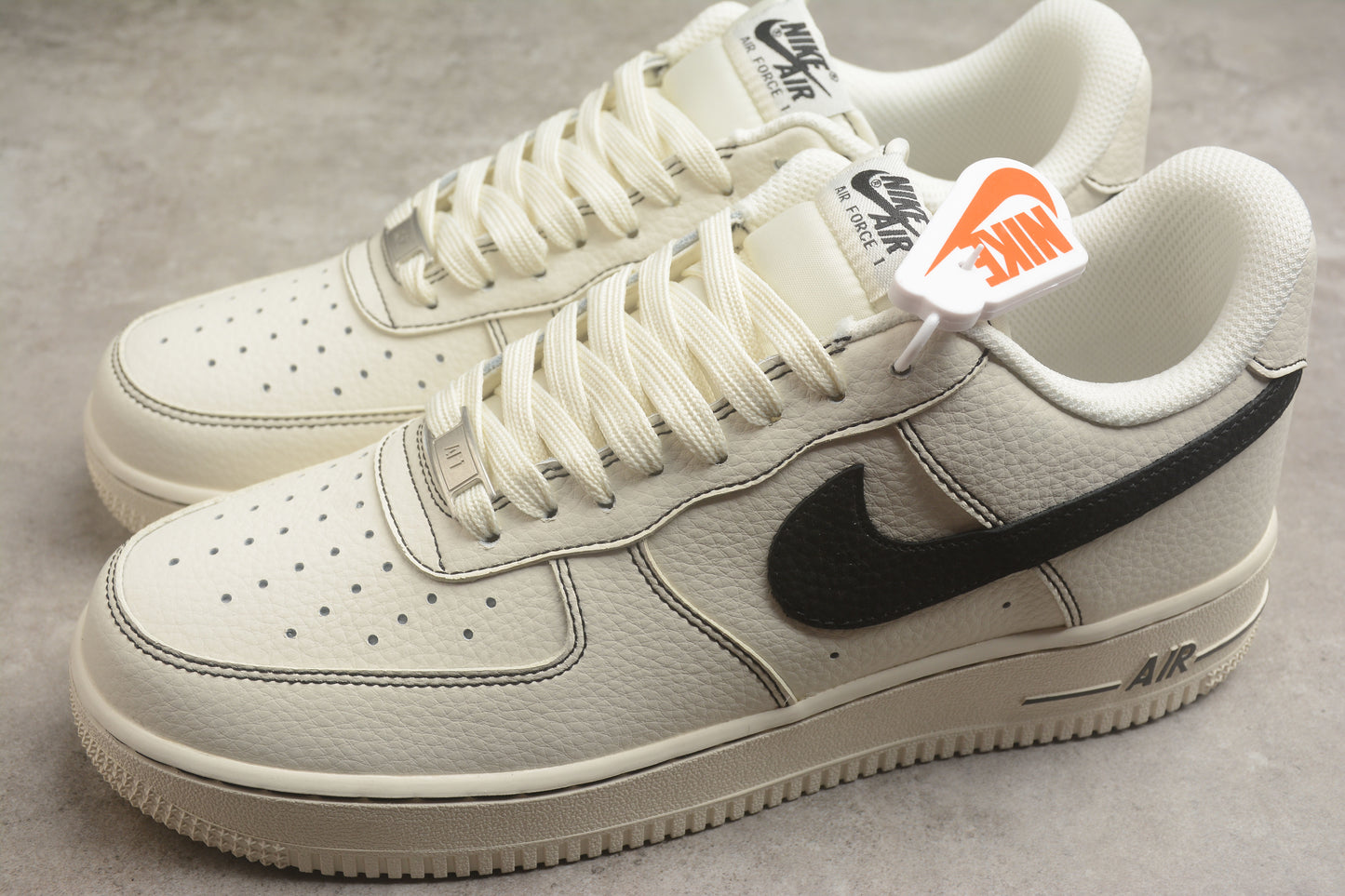 Air Force 1 Low hueso claro y negro