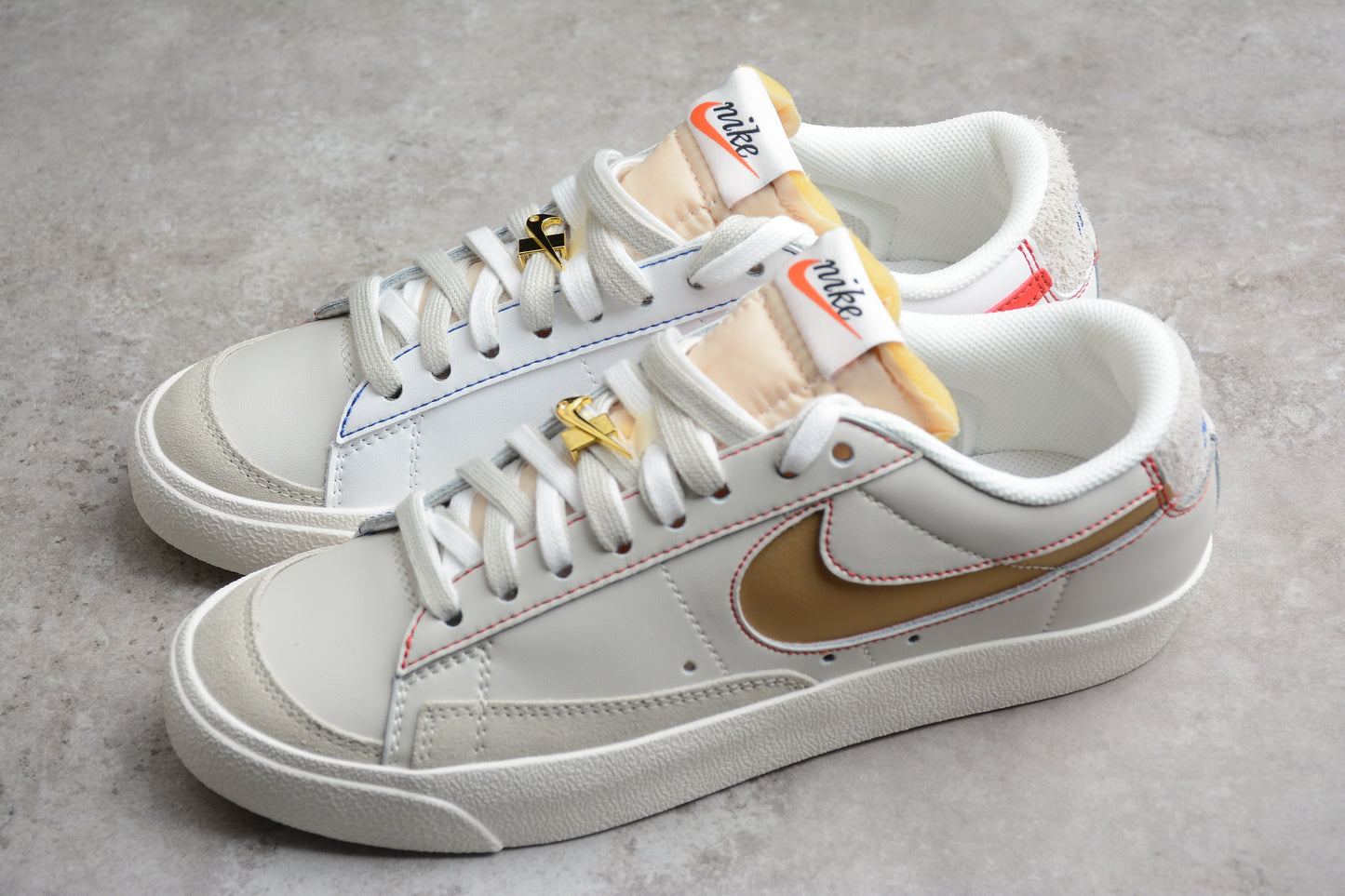 Blazer Low '77 blanco, dorado y rojo