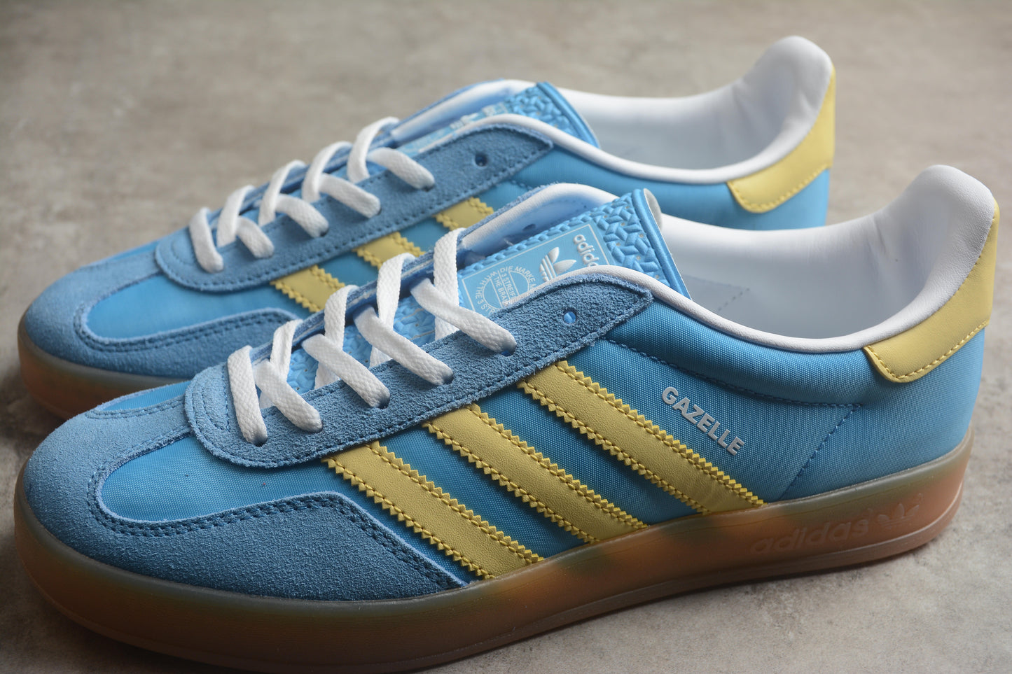 Gazelle azul cielo y amarillo