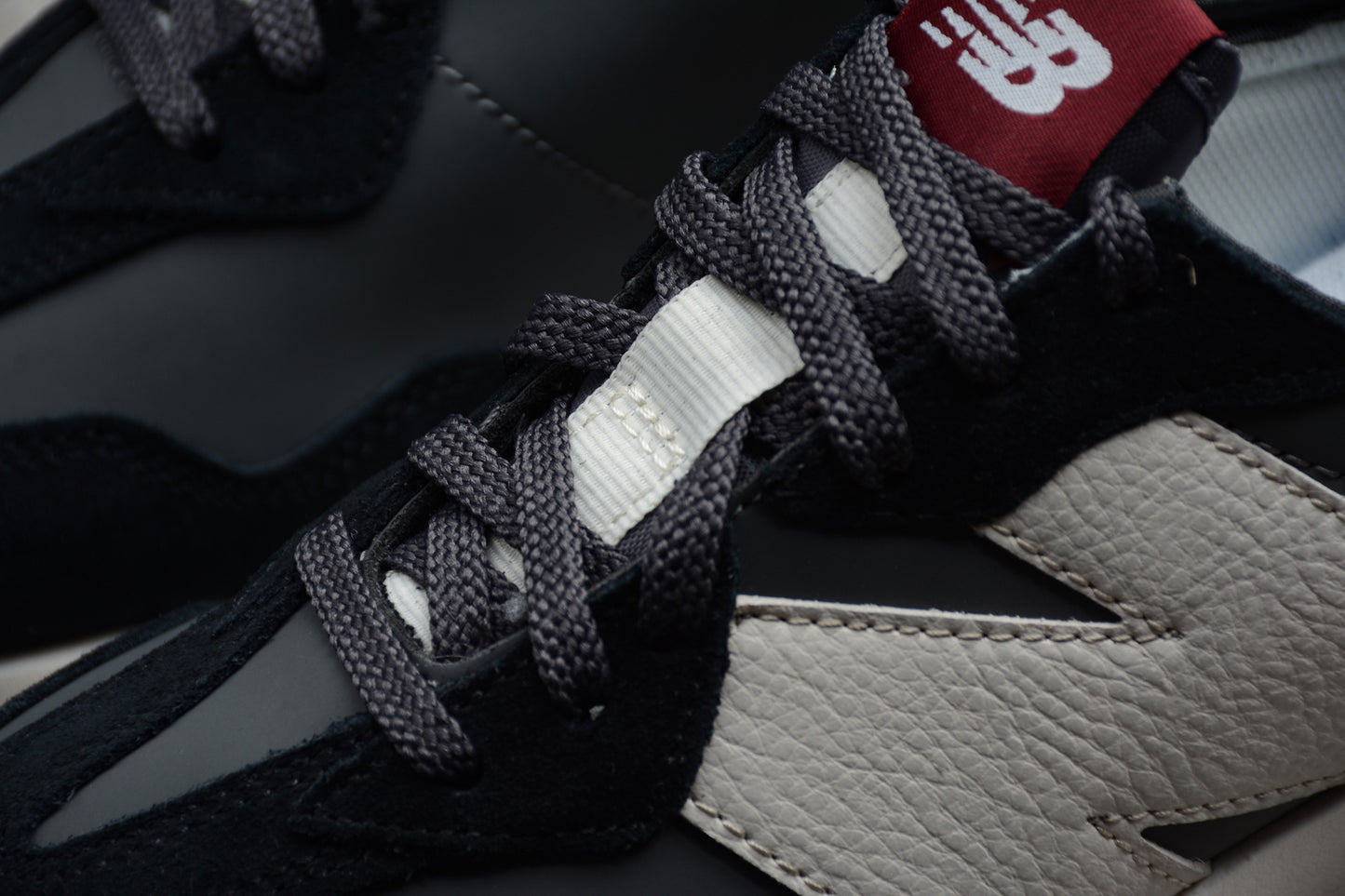 NB 327 negro y blanco roto