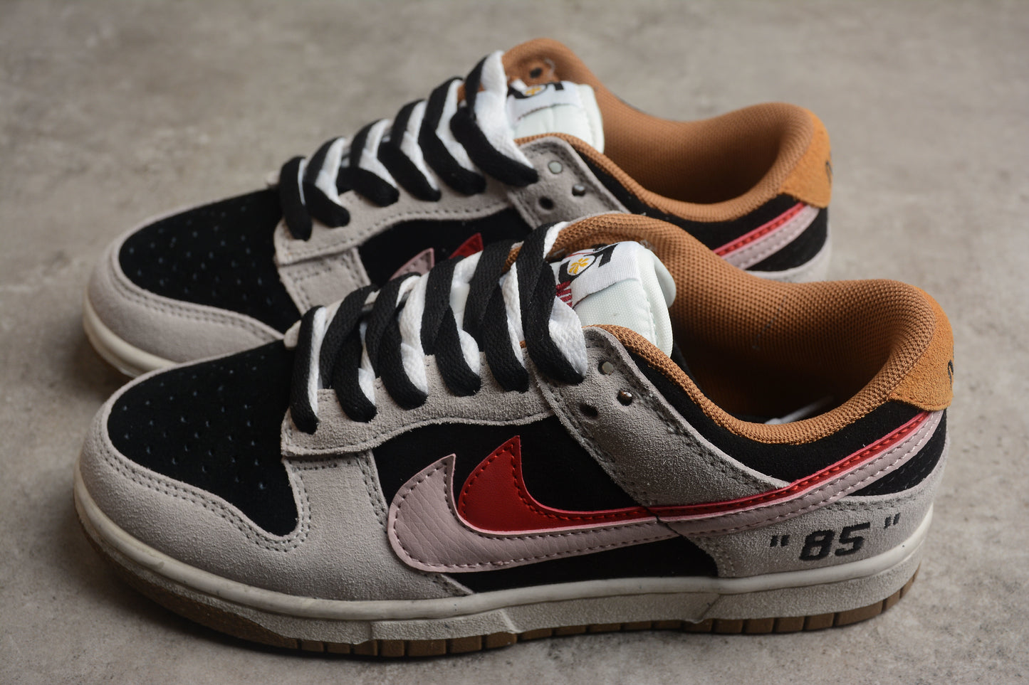 Dunk Low “85” gris, negro y rojo