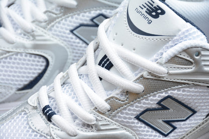 NB 530 blanco y azul marino