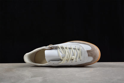 INVINCIBLE x Handball Spezial blanco y beige claro