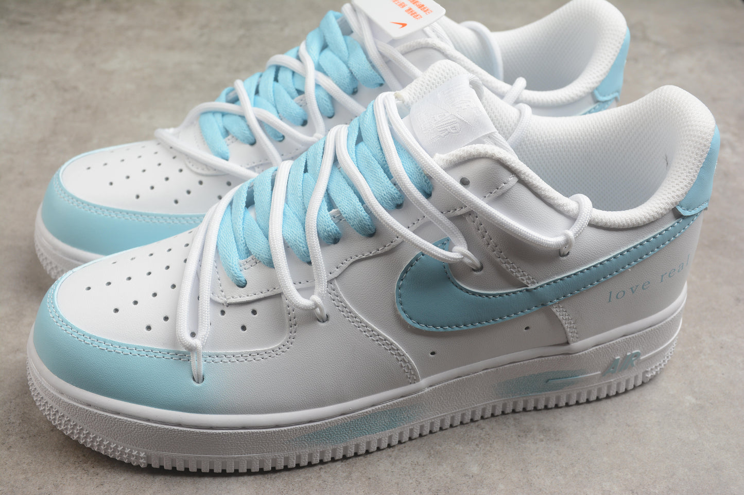 Air Force 1 Low “Love Real" blanco y azul cielo