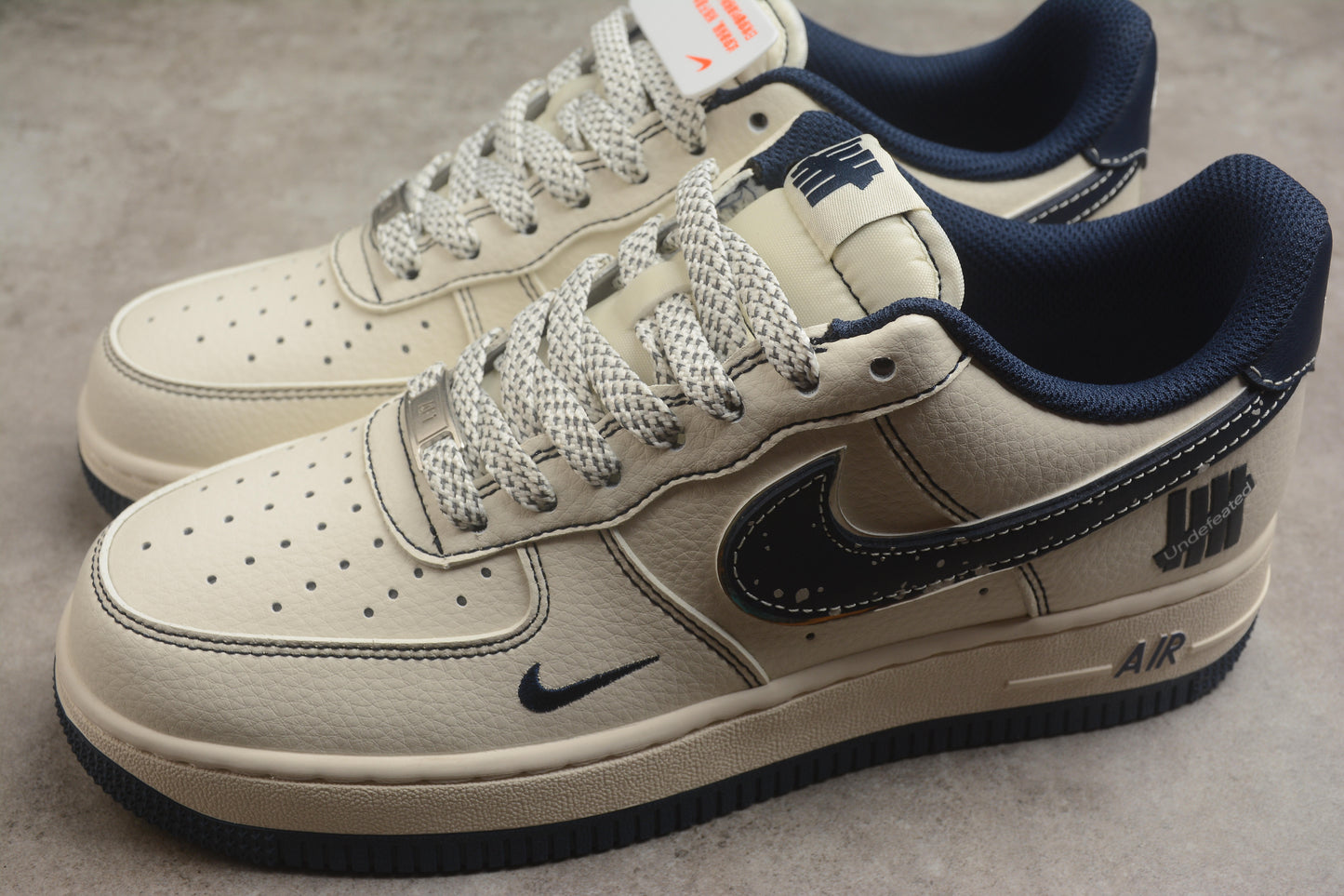 Air Force 1 Low x Undefeated “5 On It” crema claro y navy