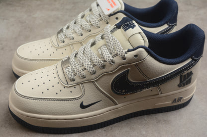 Air Force 1 Low x Undefeated “5 On It” crema claro y navy