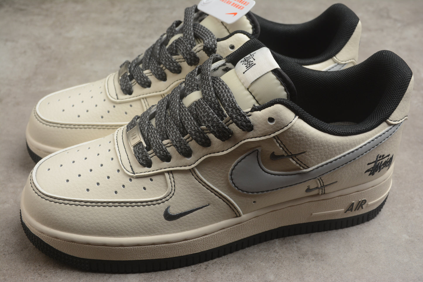 Air Force 1 07 beige y negro carbono