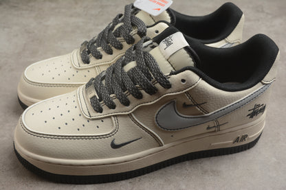 Air Force 1 07 beige y negro carbono