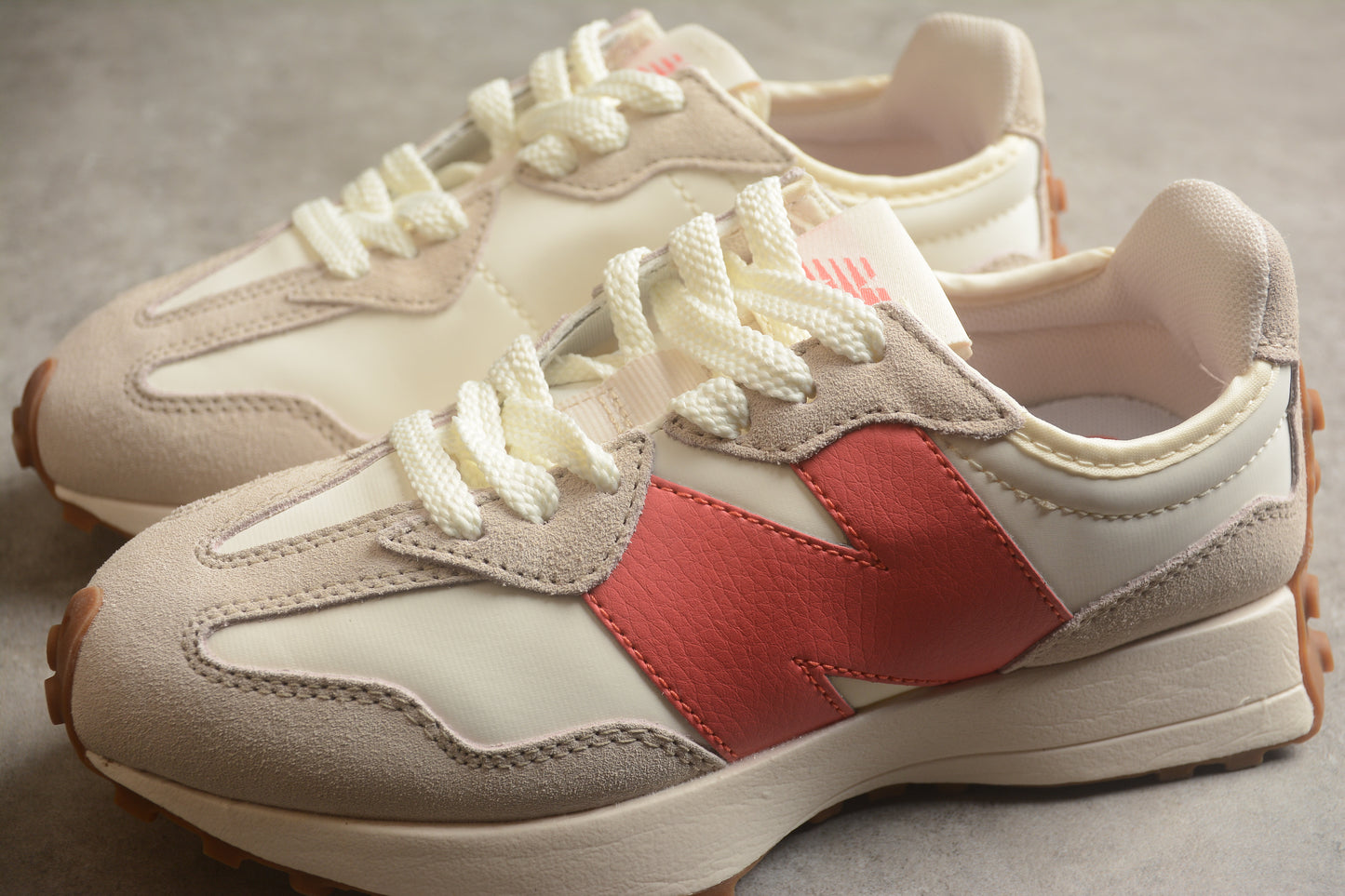 NB 327 beige y rojo coral