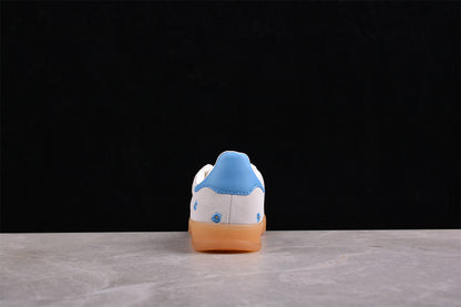 Gazelle blanco y azul cielo con flores