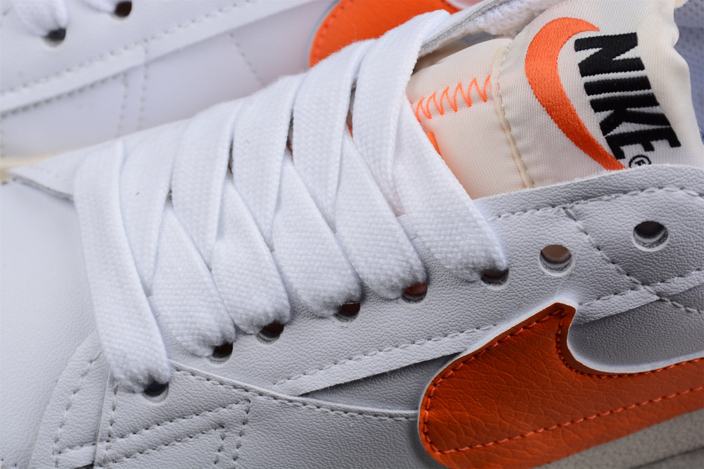 Blazer Low '77 blanco y naranja