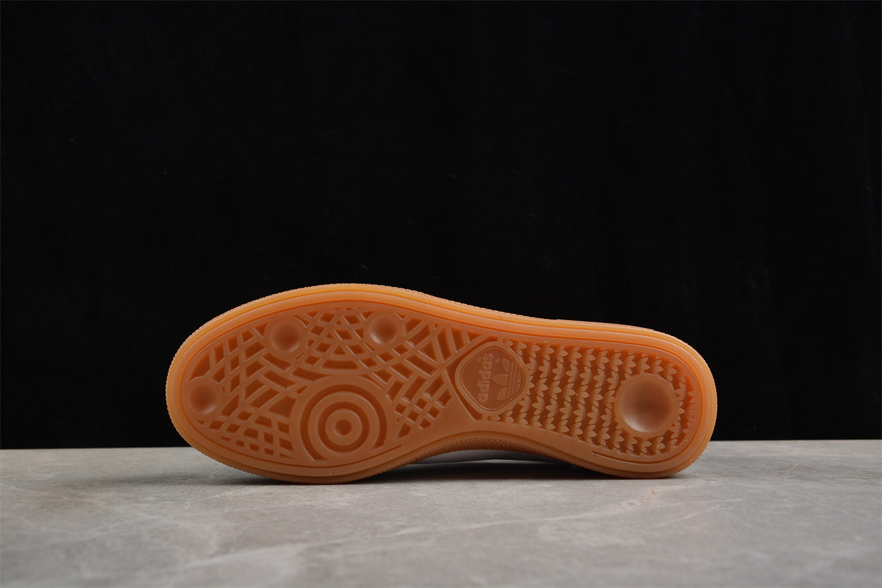 INVINCIBLE x Handball Spezial blanco y beige claro