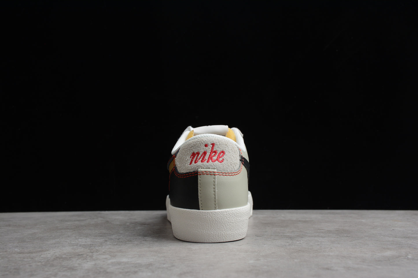 Blazer Low ‘77 PRM “Swoosh 50th Anniversary” negro, beige y dorado