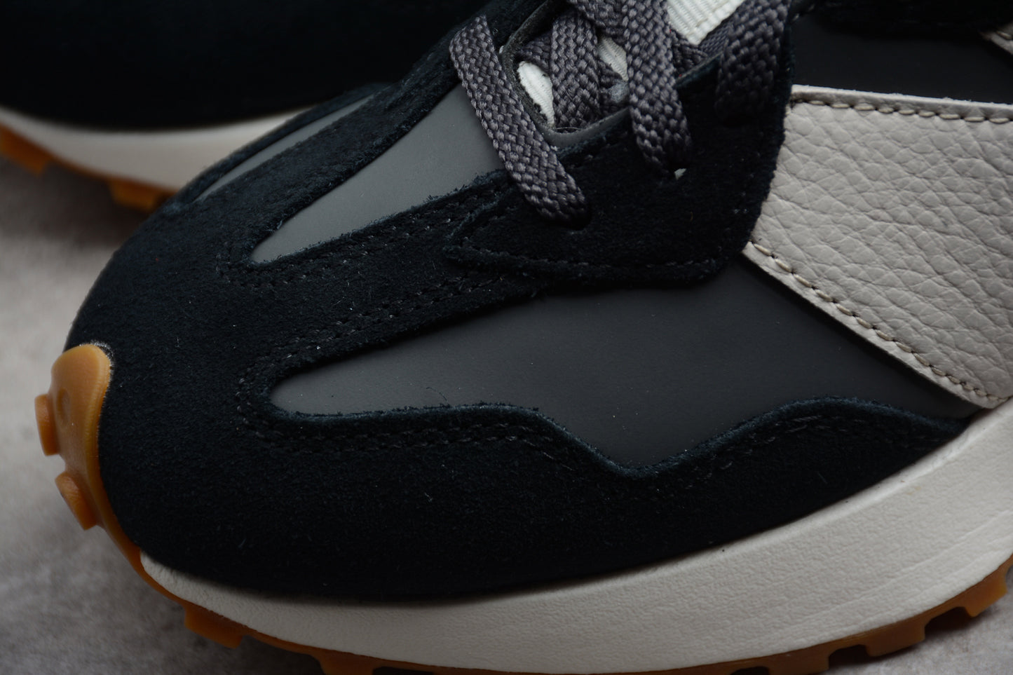 NB 327 negro y blanco roto