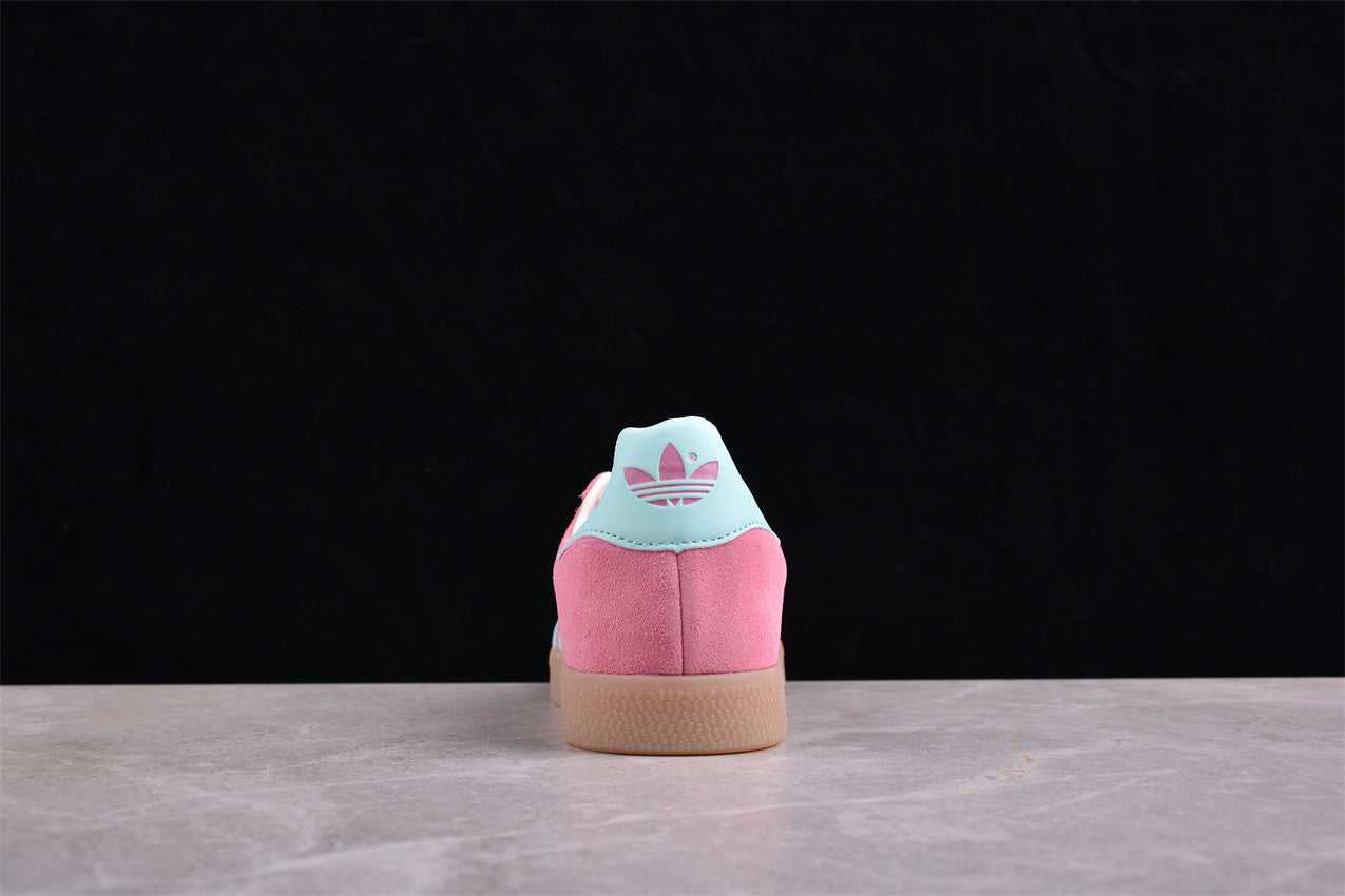 Gazelle rosa y azul cielo