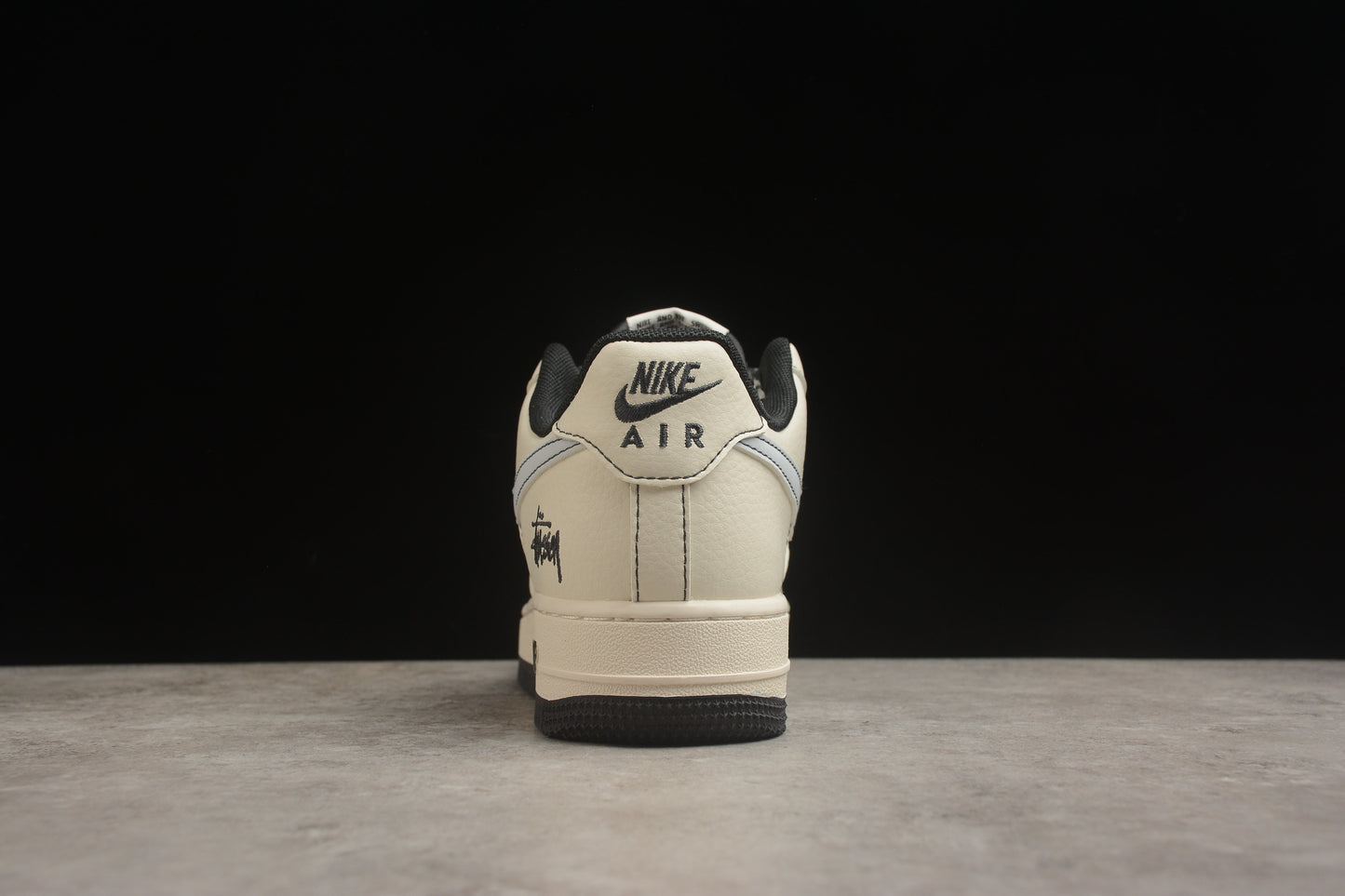 Air Force 1 07 beige y negro carbono