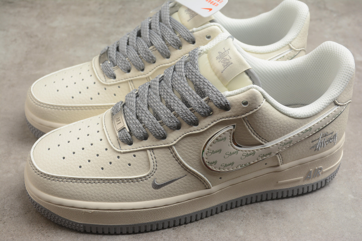 Air Force 1 Low x Stussy beige y gris