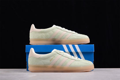 Gazelle verde pastel y blanco
