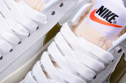 Blazer Low '77 blanco y dorado