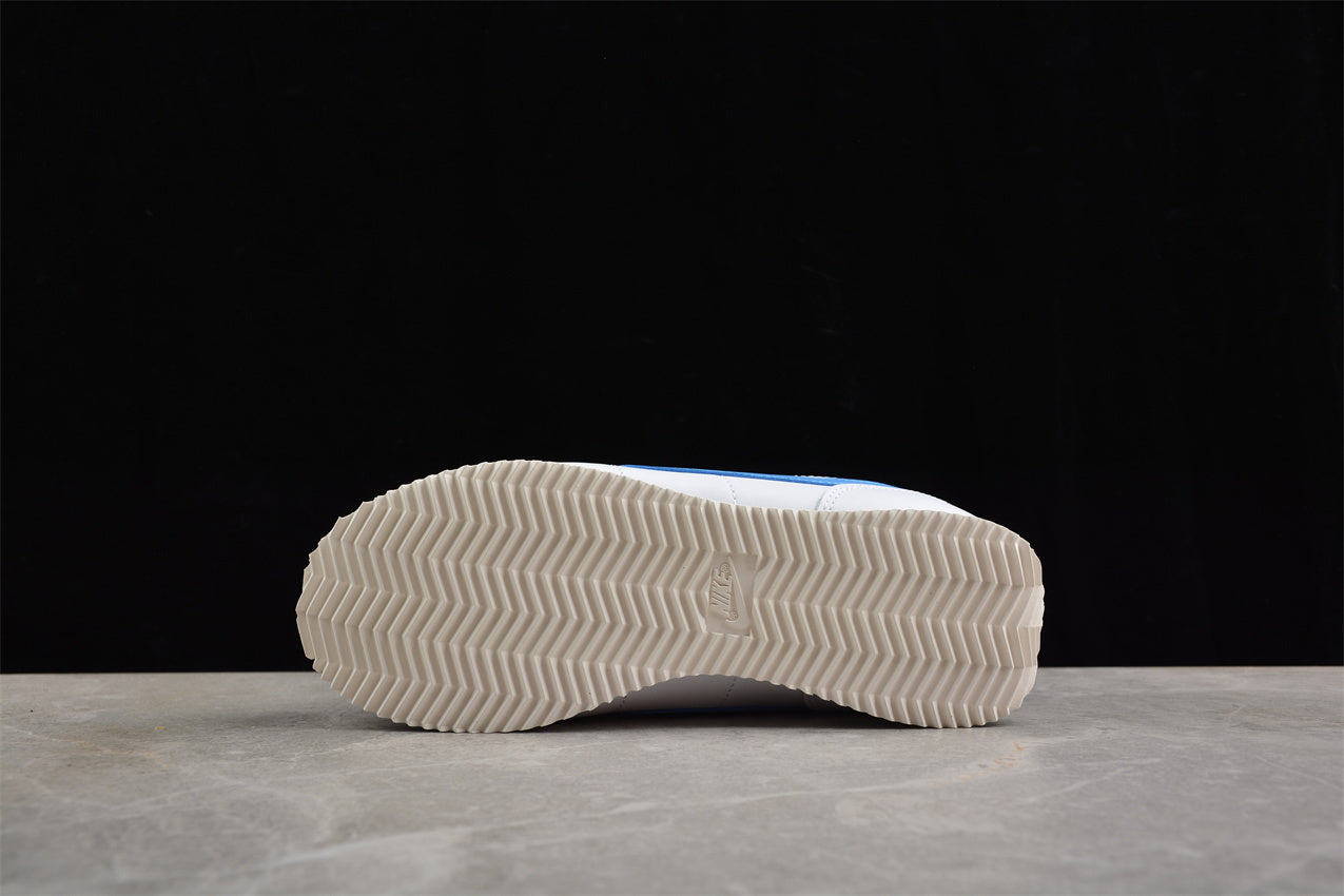 Cortez blanco y azul cielo