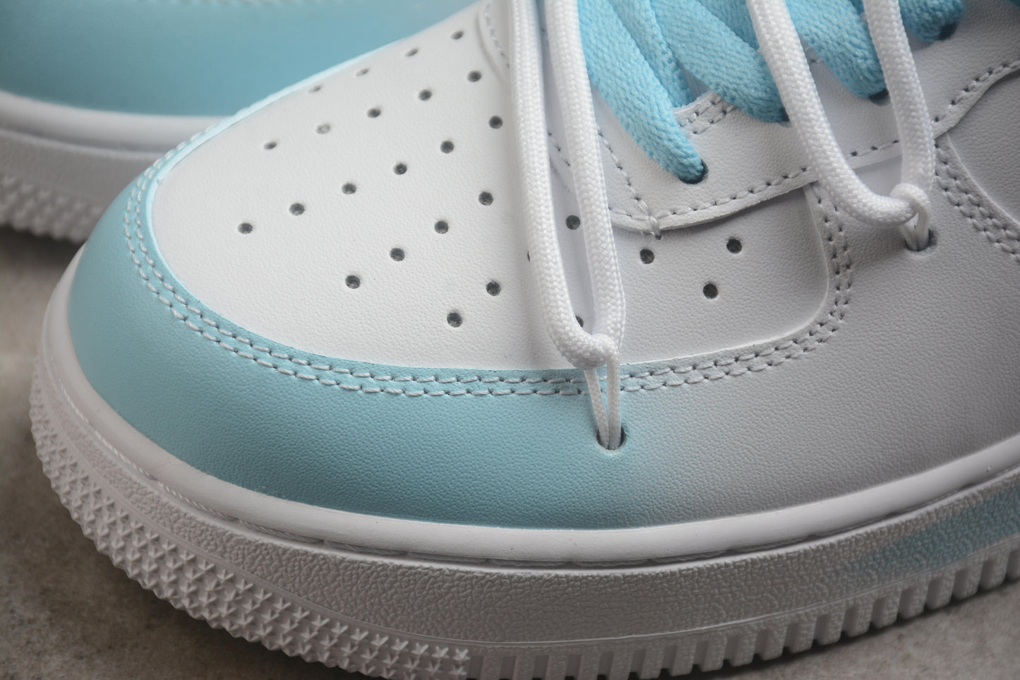 Air Force 1 Low “Love Real" blanco y azul cielo