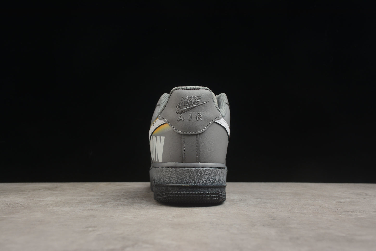 Air Force 1 07 cinza oscuro y blanco